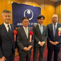 池下卓 衆議院議員（右から２人目）