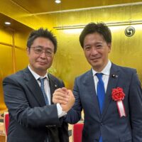 萩原佳衆議院議員（右）と榎本正孝後援会会長（左）